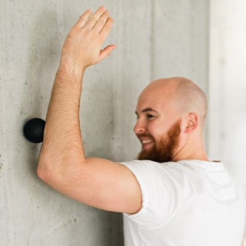 Piłeczka Rehabilitacyjna do Masażu BLM01 HMS 6cm czarna