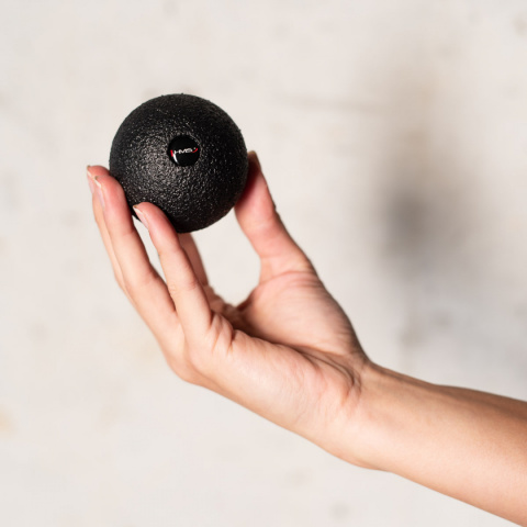 Piłeczka Rehabilitacyjna do Masażu BLM01 HMS 6cm czarna