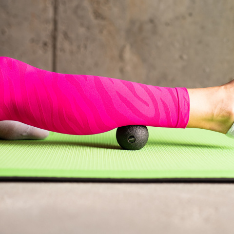 Piłeczka Rehabilitacyjna do Masażu BLM01 HMS 6cm czarna