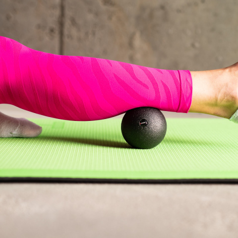 Piłeczka Rehabilitacyjna do Masażu BLM01 HMS 10cm czarna